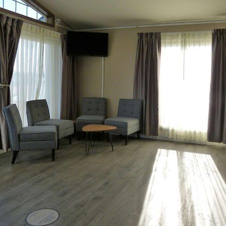 אונטריו Rodeway Inn & Suites מראה חיצוני תמונה